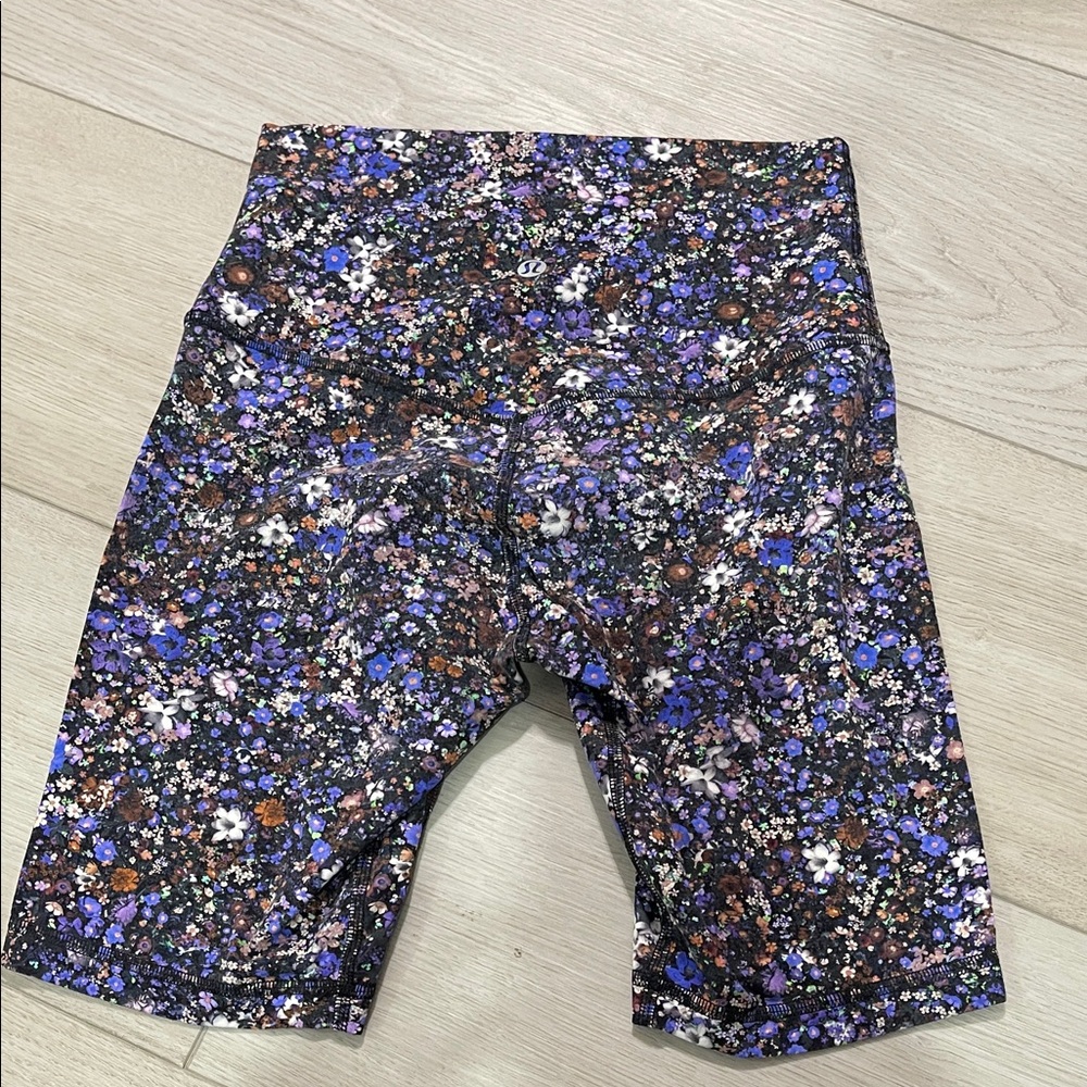 Lululemon aling Floral Patterned Shorts